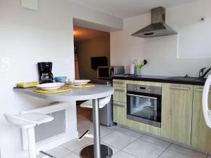 une cuisine avec une table avec des assiettes dessus dans l'établissement Dauphin Saint Gilles Croix de Vie, à Les Bussolleries