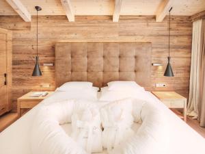 Postel nebo postele na pokoji v ubytování Hotel Magdalena Mayrhofen