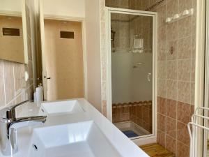 Un baño con dos lavabos y una ducha. en Flotteur, en Saint-Hilaire-de-Riez 11 fotos más