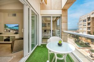 Svalir eða verönd á Luxury Modern Apt on the beach
