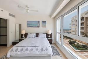 Rúm í herbergi á Luxury Modern Apt on the beach