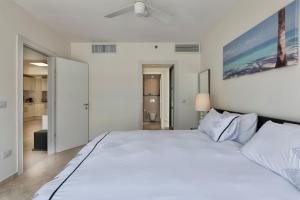 Rúm í herbergi á Luxury Modern Apt on the beach