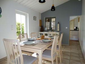 ein Esszimmer mit Tisch und Stühlen und eine Küche in der Unterkunft Petite Barque Saint Gilles Croix de Vie in Saint-Gilles-Croix-de-Vie