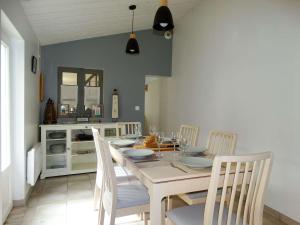 ein Esszimmer mit Tisch und Stühlen in der Unterkunft Petite Barque Saint Gilles Croix de Vie in Saint-Gilles-Croix-de-Vie + 3 Fotos