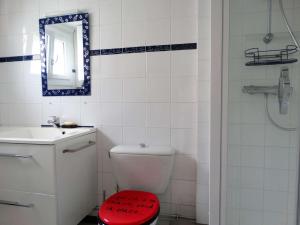 ein Badezimmer mit Toilette, Waschbecken und Spiegel in der Unterkunft Petite Barque Saint Gilles Croix de Vie in Saint-Gilles-Croix-de-Vie