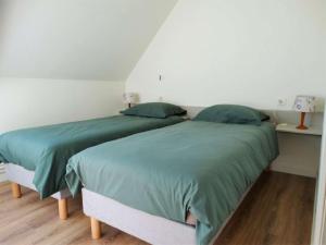 two beds sitting next to each other in a bedroom at Le Mistral Saint Gilles Croix de Vie in Les Bussolleries
