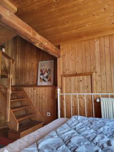 une chambre avec un lit et un plafond en bois dans l'établissement Ferienwohnung für 6 Personen in Moorhausen, à Varel 13 autres photos