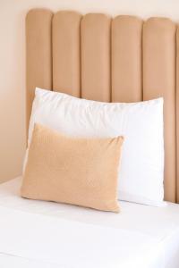 Ein Bett oder Betten in einem Zimmer der Unterkunft Luxury 2BD in Prestigia Jade with Pool and Golf View