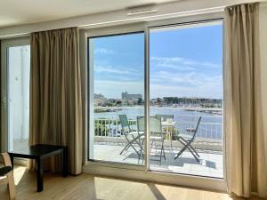 Cette chambre dispose d'un balcon avec vue sur l'eau. dans l'établissement Corsaire Saint Gilles Croix de Vie, à Saint-Gilles-Croix-de-Vie 5 autres photos
