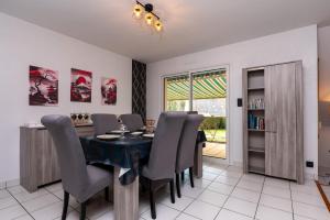 a dining room with a table and chairs at Maison entre terre et mer in Pluvigner