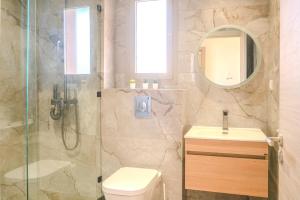 Ein Badezimmer in der Unterkunft Luxury 2BD in Prestigia Jade with Pool and Golf View