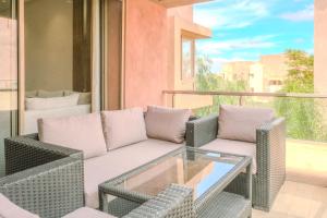 Ein Sitzbereich in der Unterkunft Luxury 2BD in Prestigia Jade with Pool and Golf View