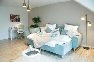 a room with a bed with two teddy bears on it at DANESSI-25Min bis Koblenz,Familie,Balkon,Parkplatz,Top Ausstattung,2 Bäder,Waschmaschine,Spülmaschine,Arbeitsplatz-Perfekt für Urlaub und Business mit der Familie in Straßenhaus