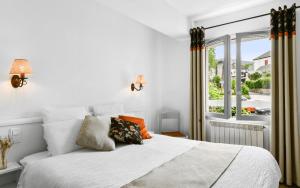 Ein Bett oder Betten in einem Zimmer der Unterkunft Logis Hôtel Etchemaïté