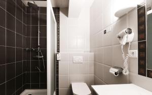 Ein Badezimmer in der Unterkunft Logis Hôtel Etchemaïté