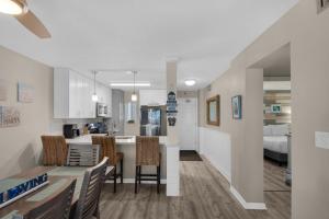 Postel nebo postele na pokoji v ubytování Destin on the Gulf 303 + 32 fotografií