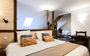 Ein Bett oder Betten in einem Zimmer der Unterkunft Logis Hôtel Etchemaïté
