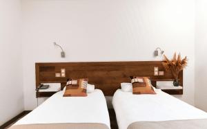 Ein Bett oder Betten in einem Zimmer der Unterkunft Logis Hôtel Etchemaïté