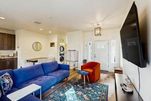 TV a/nebo společenská místnost v ubytování Peaks & Pines Bungalow