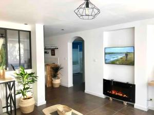 Μια τηλεόραση ή/και κέντρο ψυχαγωγίας στο Appartement charmant à La Cadière-d'Azur, 68 m², jacuzzi