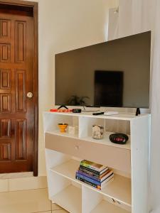 TV a/nebo společenská místnost v ubytování Suite monoambiente con aire y bañera