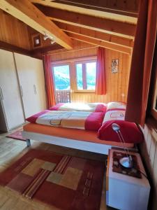 Rúm í herbergi á Chalet Edi