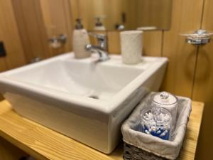 ビージャ・ラ・アンゴストゥーラにあるRed Wineのバスルーム(白い洗面台、バスケット付) +50枚の写真