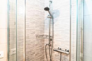 een douche met een glazen deur in een badkamer bij Condominio Athena in Bibione +33 foto's