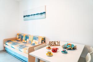 een woonkamer met een tafel en een bank bij Condominio Athena in Bibione