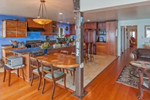 Dapur atau dapur kecil di Oceanfront luxury wdramatic views - 30 day rental minimum