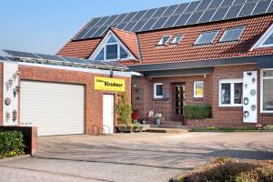 ヴァンガーラントにあるFerienwohnung Mit Terrasse, 70qmの屋根のガレージ