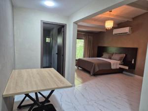 a bedroom with a bed and a table in it at Laureles del Parque Loft in Barranquilla