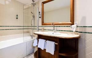 Ein Badezimmer in der Unterkunft Logis Hôtel Etchemaïté