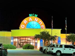 オデッサにあるMCM Grande FunDome Odessaのマクドナルドの前に停車したトラック