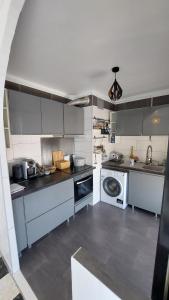 Kuchyň nebo kuchyňský kout v ubytování Ogooué appartement entier Lumineux 94m2 maxi 6 couchage 3 chambres