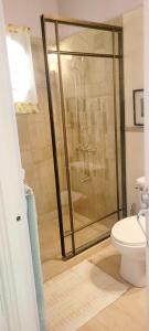 e bagno con servizi igienici e cabina doccia. di Private Lodge, Cousin's Cove a Green Island