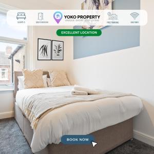 un dormitorio con una cama grande y un libro ahora en Herschell House - Central Location - Free Parking, Fast Wifi, SmartTV with Netflix by Yoko Property, en Redcar