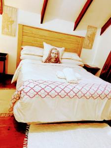 ブロウベルフストランドにあるZagorski’s Bed and breakfastの大きなベッドの上に寝た女