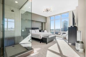 Ένα ή περισσότερα κρεβάτια σε δωμάτιο στο Urban Oasis - 2BR Condo Downtown Large Balcony