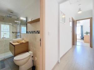 Ένα μπάνιο στο Maison sommet village avec jardin jacuzzi vue +29 φωτογραφίες