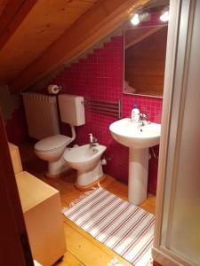 un bagno con un water e un lavandino di Castoro holiday a Torgnon