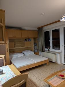 Schlafzimmer mit einem Bett, einem Fenster und einem Tisch in der Unterkunft Studio mit Meerblick auf die Robbenbänke von Norderney, geschützter Südwestbalkon in Baltrum + 21 Fotos