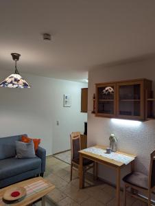 ein Wohnzimmer mit Sofa und Tisch in der Unterkunft Studio mit Meerblick auf die Robbenbänke von Norderney, geschützter Südwestbalkon in Baltrum