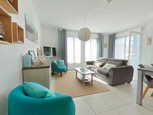 ein Wohnzimmer mit Sofa und Tisch in der Unterkunft Appartement 3 pièces avec balcon à 700m de la plage - 6 couchages, garage, classé 3 étoiles - FR-1-224-710 in Saint-Gilles-Croix-de-Vie