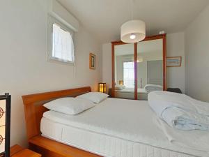 ein Schlafzimmer mit zwei Betten und einem großen Spiegel in der Unterkunft Appartement 3 pièces avec balcon à 700m de la plage - 6 couchages, garage, classé 3 étoiles - FR-1-224-710 in Saint-Gilles-Croix-de-Vie