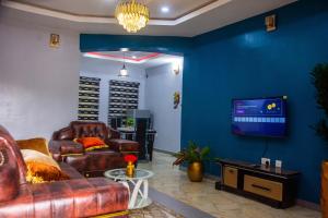 TV a/nebo společenská místnost v ubytování Apartment in Port Harcourt - De Miruchen Home