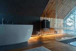 Фотография из галереи PineHill SPA Domek z widokiem na Zalew by SpaceApart в Карпаче