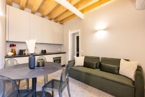 una sala de estar con un sofá y una mesa en PALAZZO CIVIDALE Suite in the City Center, en Vicenza