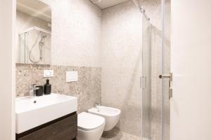 Un baño con lavabo, inodoro y ducha. en PALAZZO CIVIDALE Suite in the City Center, en Vicenza