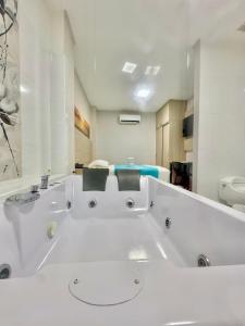 弗洛伦西亚HOTEL G22 COLECTION的房间里的一个白色大浴缸